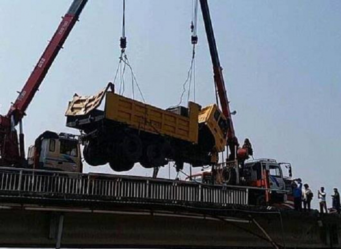 Lực lượng chức năng trục vớt chiếc xe tải gặp nạn.