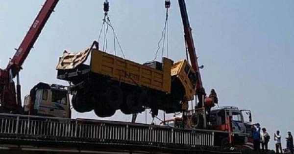 Hải Dương: Xe tải lao xuống sông Kinh Thầy, lái xe thoát nạn trong gang tấc