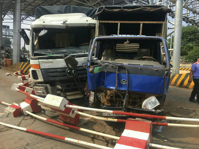 Sau c&uacute; t&ocirc;ng mạnh đầu xe 51C-14294 bẹp gần hết phần đầu
