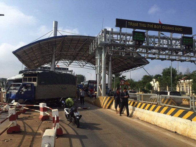 Một đoạn dải ph&acirc;n c&aacute;ch s&aacute;t trạm BOT Bu&ocirc;n Hồ bị ủi bay