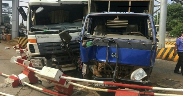 Đắk Lắk: Xe tải  mất thắng lao thẳng vào xe đang mua vé tại BOT Quang Đức