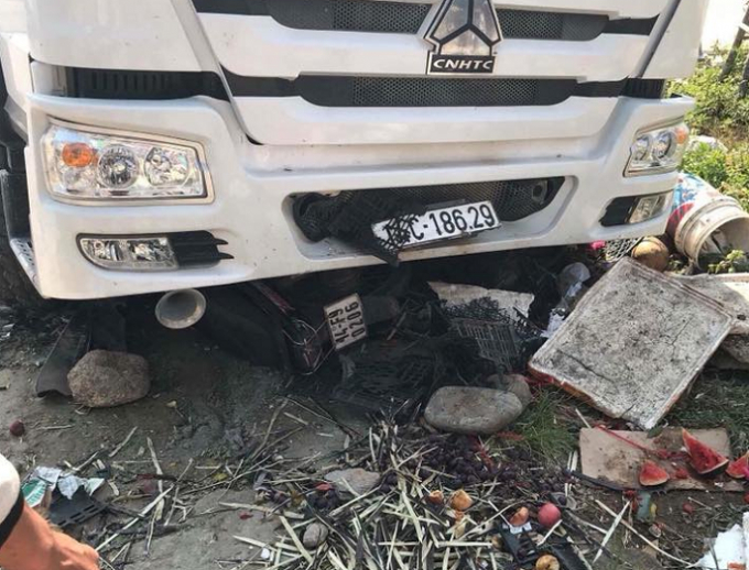 Chiếc xe chỉ dừng lại khi đ&acirc;m v&agrave;o một h&agrave;ng hoa quả b&ecirc;n đường.