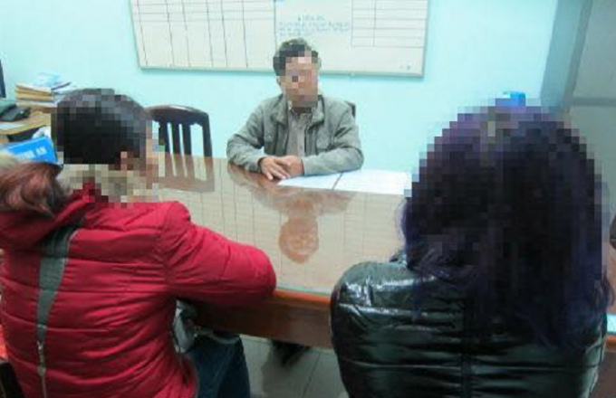 Hai tiểu thương tại cơ quan c&ocirc;ng an.