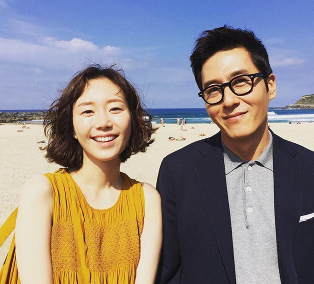 Kim Joo Hyuk chụp ảnh c&ugrave;ng bạn g&aacute;i Lee Yoo Young khi c&ograve;n sống.