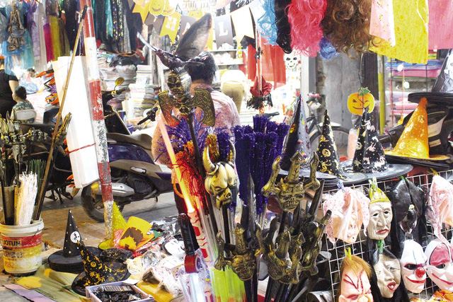 Những m&oacute;n đồ chơi kinh dị được b&agrave;y b&aacute;n tr&agrave;n lan tr&ecirc;n phố H&agrave;ng M&atilde;.