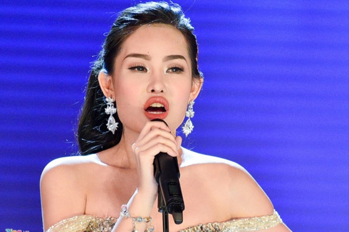 H&igrave;nh ảnh Ng&acirc;n Anh trả lời ứng xử trong đ&ecirc;m chung kết Hoa hậu Đại dương 2017. Ảnh: Zing