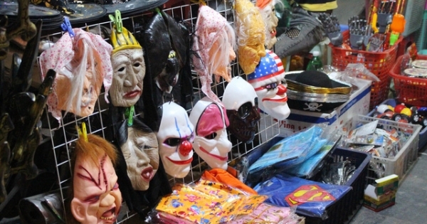 Đồ chơi Halloween: Người lớn lo lắng, trẻ con khóc thét