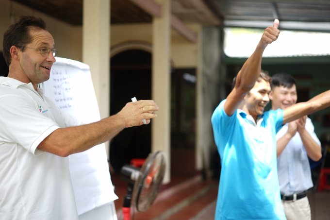 C&aacute;c n&ocirc;ng d&acirc;n Việt Nam h&agrave;o hứng tham gia tập huấn tại trại b&ograve; ti&ecirc;u biểu ở khu vực B&igrave;nh Dương.