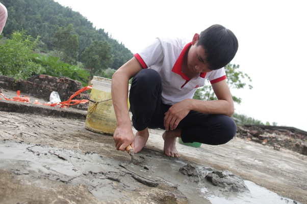 Ngo&agrave;i&nbsp; nấu cơm ra c&aacute;c bạn t&igrave;nh nguyện vi&ecirc;n c&ograve;n gi&uacute;p c&aacute;c cụ sửa lại trần nh&agrave; bằng xi măng để mưa đỡ bị dột.