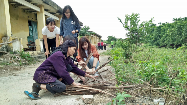 Bạn Nguyễn Thị Chi (sinh vi&ecirc;n Học viện Quản l&yacute; gi&aacute;o dục), chia sẻ: &ldquo;đ&acirc;y l&agrave; lần đầu ti&ecirc;n em tham gia chương tr&igrave;nh nấu cơm tại đ&acirc;y, em cảm thấy rất vui khi được đ&oacute;ng g&oacute;p c&ocirc;ng sức của m&igrave;nh. Được nh&igrave;n thấy c&aacute;c cụ vui vẻ kh&ocirc;ng phải v&igrave; được ăn cơm, m&agrave; vui v&igrave; c&oacute; người đến thăm l&agrave; em kh&ocirc;ng cầm được x&uacute;c động&rdquo;