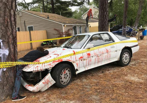 Theo&nbsp;The Sun, cặp đ&ocirc;i Kevin v&agrave; Krysten Negrotto đ&atilde; dựng cảnh giả một vụ tai nạn giao th&ocirc;ng ngo&agrave;i cửa nh&agrave; ở Waretown, New Jersey, Mỹ để hưởng ứng ng&agrave;y Halloween. &nbsp;M&agrave;n trang tr&iacute; của đ&ocirc;i vợ chồng đ&atilde; th&agrave;nh c&ocirc;ng đến mức khiến cảnh s&aacute;t địa phương li&ecirc;n tục nhận được cuộc gọi từ cư d&acirc;n th&ocirc;ng b&aacute;o về một vụ tai nạn nghi&ecirc;m trọng. Theo Ngoisao.net