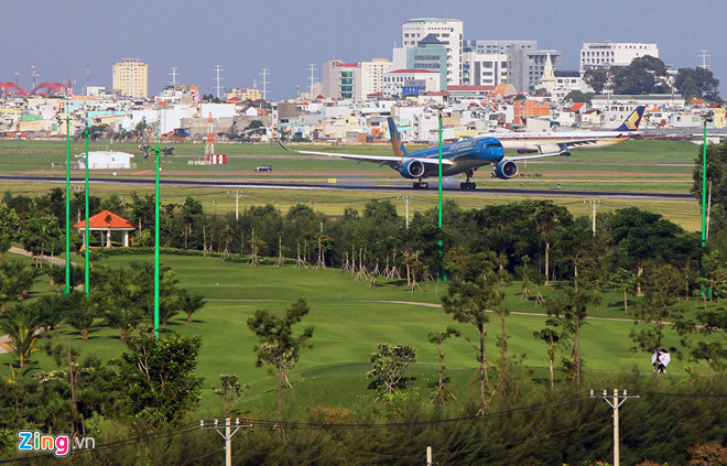 Chuy&ecirc;n gia của c&ocirc;ng ty tư vấn đến từ nước Ph&aacute;p sẽ nghi&ecirc;n cứu quy hoạch s&acirc;n bay T&acirc;n Sơn Nhất. Ảnh:&nbsp;L&ecirc; Qu&acirc;n.