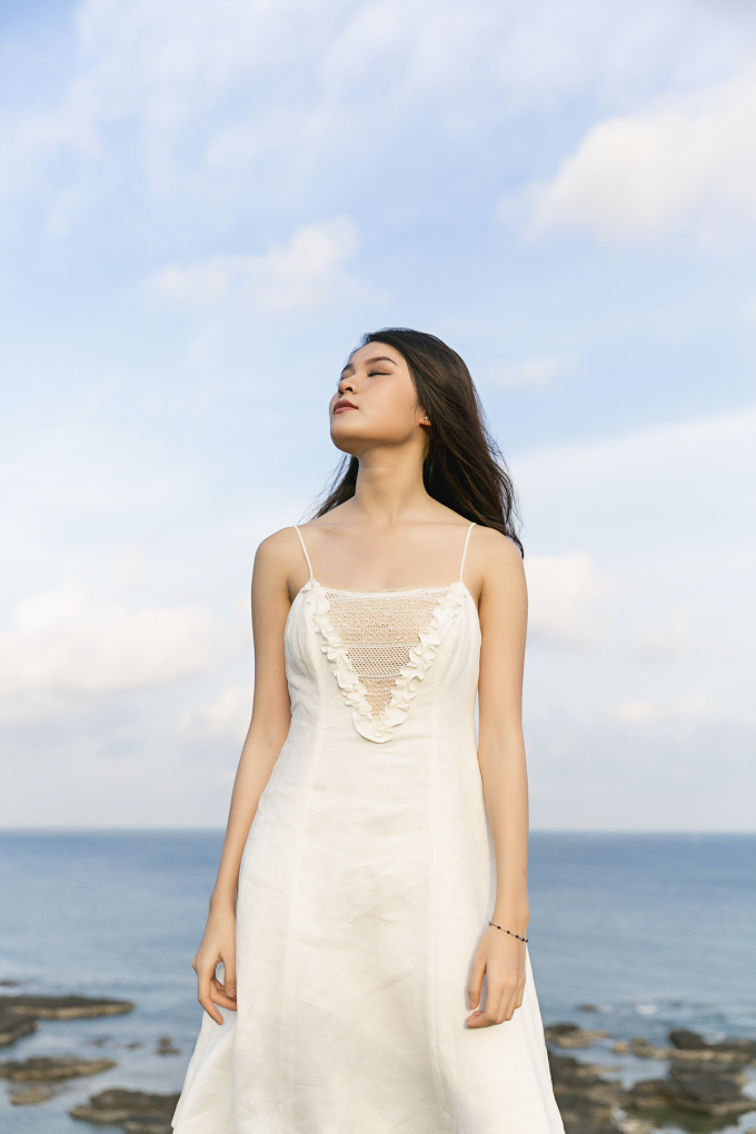 &Aacute; hậu Thuỳ Dung khoe vẻ đẹp mong manh ở đảo Ph&uacute; Qu&yacute;