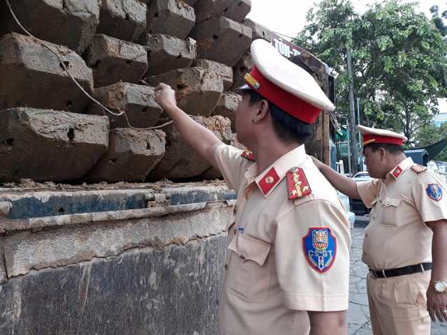 Ph&ograve;ng CSGT C&ocirc;ng an Thừa Thi&ecirc;n Huế vừa b&agrave;n giao h&agrave;ng chục ph&aacute;ch gỗ kh&ocirc;ng r&otilde; nguồn gốc cho Ph&ograve;ng Cảnh s&aacute;t Kinh tế xử l&yacute; theo thẩm quyền.