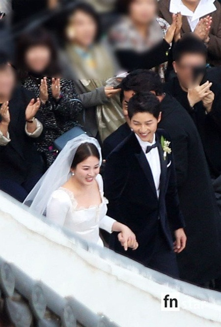 Song Joong Ki - Song Hye Kyo ch&igrave;m đắm trong hạnh ph&uacute;c, kh&ocirc;ng ngừng trao nhau những &aacute;nh mắt, cử chi đẩy y&ecirc;u thương.&nbsp;