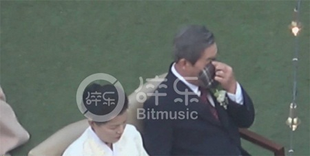 Song Joong Ki v&agrave; những người th&acirc;n trong gia đ&igrave;nh đều bật kh&oacute;c v&igrave; x&uacute;c động.