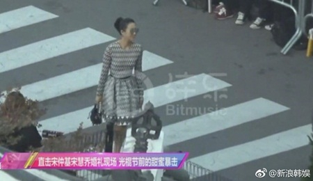 Những vị kh&aacute;ch mời đầu ti&ecirc;n đ&atilde; c&oacute; mặt, trong đ&oacute; c&oacute; ng&ocirc;i sao Hoa ngữ Chương Tử Di.