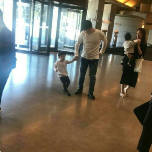 Anh chị v&agrave; 2 ch&aacute;u trai của Song Joong Ki cũng đ&atilde; đến địa điểm cưới.