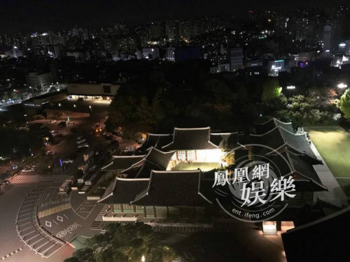 Lễ đường bật đ&egrave;n s&aacute;ng, nh&acirc;n vi&ecirc;n gấp r&uacute;t trang tr&iacute; trong đ&ecirc;m.