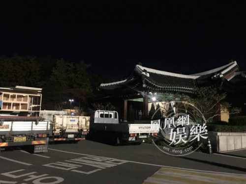 Nhiều xe tải chở đồ đỗ b&ecirc;n ngo&agrave;i khu vực tổ chức h&ocirc;n lễ.