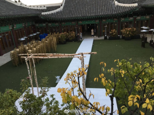 Đến chiều tối, lễ đường ngo&agrave;i trời về cơ bản đ&atilde; được dựng xong v&agrave; trải thảm trắng.