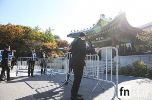 Hệ thống r&agrave;o chắn được đưa đến địa điểm tổ chức, dựng ngay trước cổngv&agrave;o lễ đường.