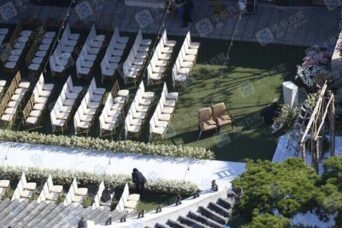 Lễ đường ngo&agrave;i trời d&agrave;nh cho khoảng 300 kh&aacute;ch mời đ&atilde; ho&agrave;n thiện. Kh&ocirc;ng gian h&ocirc;n lễ kh&aacute; đơn giản, trang nh&atilde; v&agrave; tr&agrave;n ngập hoa tươi.