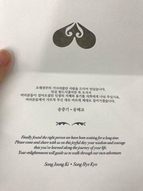 Thiệp cưới của cặp đ&ocirc;i được chia sẻ r&otilde; n&eacute;t.