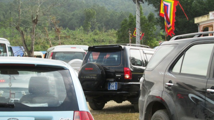 T&igrave;nh trạng xe c&ocirc;ng được trưng dụng phục vụ c&aacute;n bộ, c&ocirc;ng chức đi du xu&acirc;n, lễ hội sau Tết khiến dư luận bức x&uacute;c.