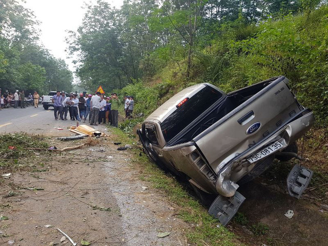Chiếc xe sau khi lao l&ecirc;n v&aacute;ch n&uacute;i, rơi trở lại v&agrave; mắc kẹt tại mương tho&aacute;t nước. Ảnh: Thiện Lương.