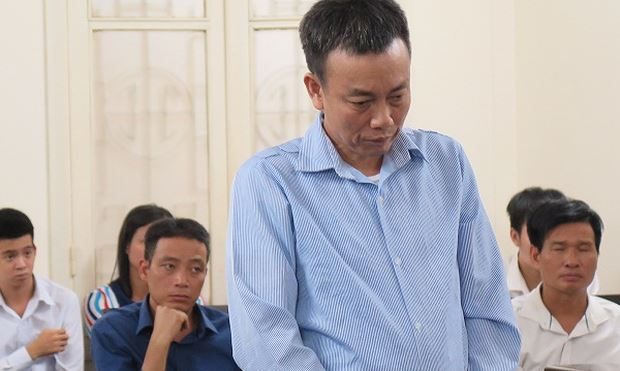 Bị c&aacute;o tại t&ograve;a.