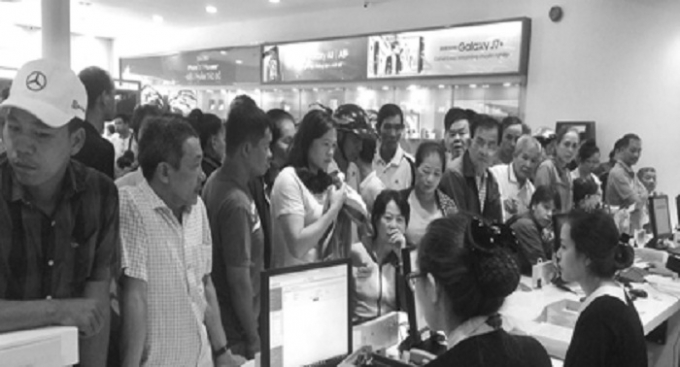 Trước &ldquo;giờ G&rdquo; bổ sung th&ocirc;ng tin thu&ecirc; bao, nhiều người d&acirc;n phải d&agrave;nh h&agrave;ng giờ xếp h&agrave;ng ở c&aacute;c ph&ograve;ng giao dịch đ&ocirc;ng nghẹt của c&aacute;c nh&agrave; mạng viễn th&ocirc;ng. (Ảnh minh họa).