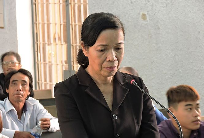 Bị c&aacute;o Trương Thị Hoa tại phi&ecirc;n x&eacute;t xử sơ thẩm. Bị c&aacute;o Hoa nguy&ecirc;n l&agrave; Ph&oacute; Ch&aacute;nh &aacute;n TAND huyện Ea Kar (tỉnh Đắk Lắk), bị truy tố v&igrave; h&agrave;nh vi nhận hối lộ.