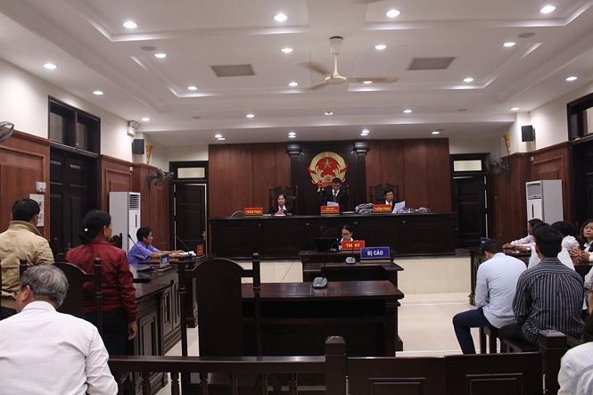 Tại phi&ecirc;n x&eacute;t xử ph&uacute;c thẩm s&aacute;ng 1/10 tại Đ&agrave; Nẵng, bị c&aacute;o Hoa c&oacute; đơn xin x&eacute;t xử vắng mặt v&agrave; xin r&uacute;t đơn kh&aacute;ng c&aacute;o. Ảnh: Giang Thanh.