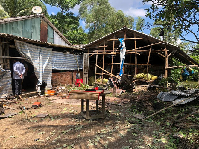 Hiện trường vụ nổ quả đạn 105 mm. (Ảnh: Gia B&aacute;ch)