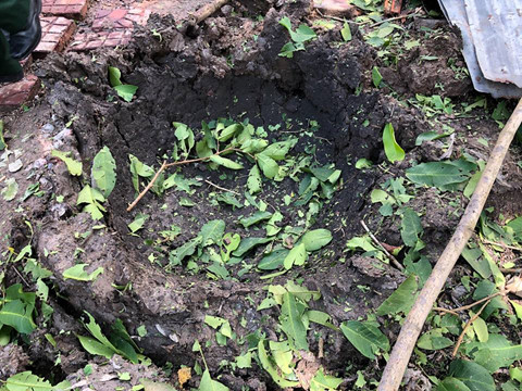 Vụ nổ để lại 1 hố s&acirc;u tại hiện trường.&nbsp;(Ảnh: Gia B&aacute;ch)