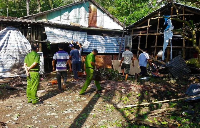 Cơ quan chức năng c&oacute; mặt ở hiện trường để điều tra nguy&ecirc;n nh&acirc;n sự việc. (Ảnh: b&aacute;o Vietnamnet)