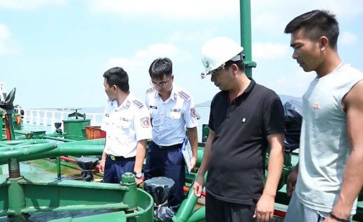 Lực lượng chức năng kiểm tra t&agrave;u Gladys Giory.