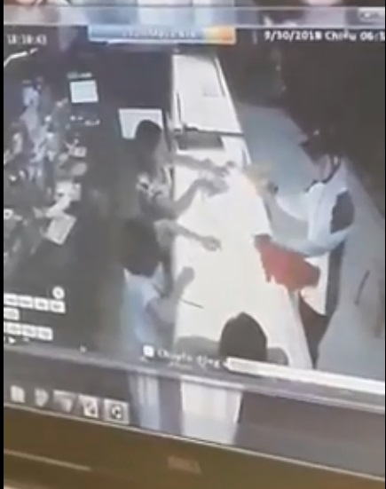 H&igrave;nh ảnh tr&iacute;ch xuất từ camera gi&aacute;m s&aacute;t ở tiệm v&agrave;ng.