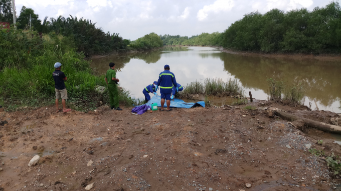 Thi thể nam giới được ph&aacute;t hiện tr&ocirc;i dưới k&ecirc;nh. Ảnh minh họa: N.Xu&acirc;n.