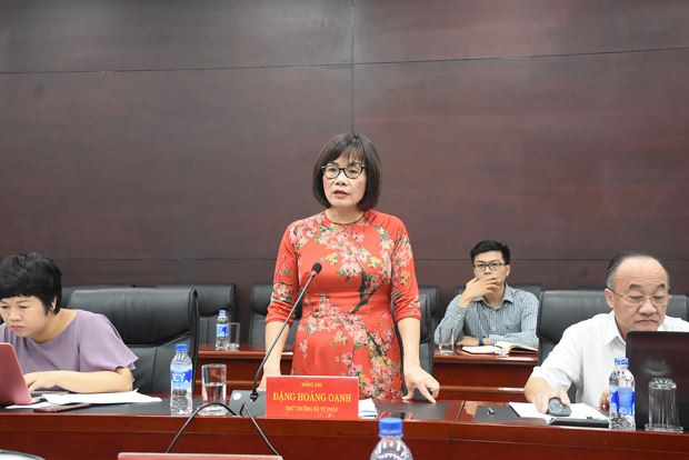 Thứ trưởng Đặng Ho&agrave;ng Oanh ph&aacute;t biểu tại buổi l&agrave;m việc.