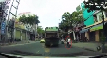 Clip mãi mê dùng điện thoại, nam thanh niên tổng thẳng vào xe máy cùng chiều