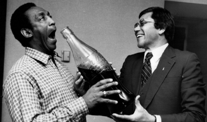 Bill Cosby (tr&aacute;i) trong một tiểu phẩm h&agrave;i tr&ecirc;n truyền h&igrave;nh Mỹ.