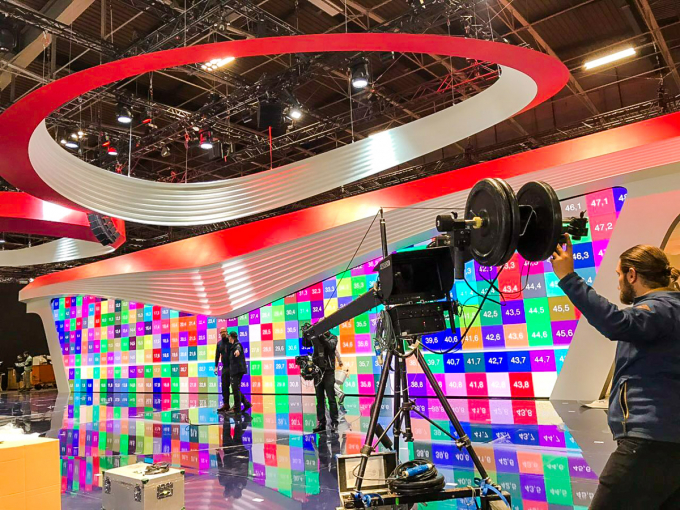 Gian trưng b&agrave;y rộng r&atilde;i của VinFast l&agrave; &ldquo;cuộc chơi&rdquo; &aacute;nh s&aacute;ng v&agrave; c&ocirc;ng nghệ cao.