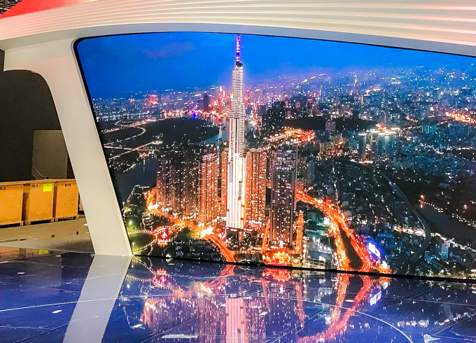 M&agrave;n h&igrave;nh lớn được gh&eacute;p từ h&agrave;ng trăm m&agrave;n h&igrave;nh LED nhỏ tr&igrave;nh chiếu h&igrave;nh ảnh chất lượng 6K.