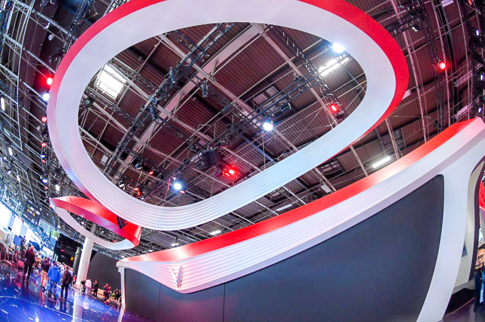 Trần s&acirc;n khấu được trang tr&iacute; bằng 2 dải nhựa, uốn h&igrave;nh 2 c&aacute;nh sen. Theo nh&agrave; thầu Uniplan, đơn vị dựng booth cho VinFast, điều n&agrave;y nhằm to&aacute;t l&ecirc;n bản sắc Việt của s&acirc;n khấu hiện đại bậc nhất n&agrave;y.&nbsp;