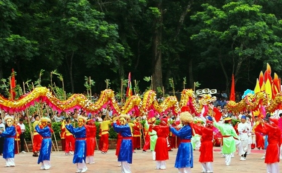 H&agrave;ng vạn người d&acirc;n, du kh&aacute;ch thập phương đ&atilde; c&oacute; mặt tham dự lễ hội đầy &yacute; nghĩa n&agrave;y