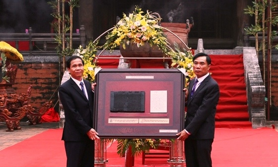 Đại diện Bộ Nội vụ đ&atilde; trao tặng Mộc bản triều Nguyễn - cuốn s&aacute;ch Đại Việt sử k&yacute; to&agrave;n thư ghi ch&eacute;p th&acirc;n thế v&agrave; sự nghiệp vua L&ecirc; Th&aacute;i Tổ cho tỉnh Thanh H&oacute;a.