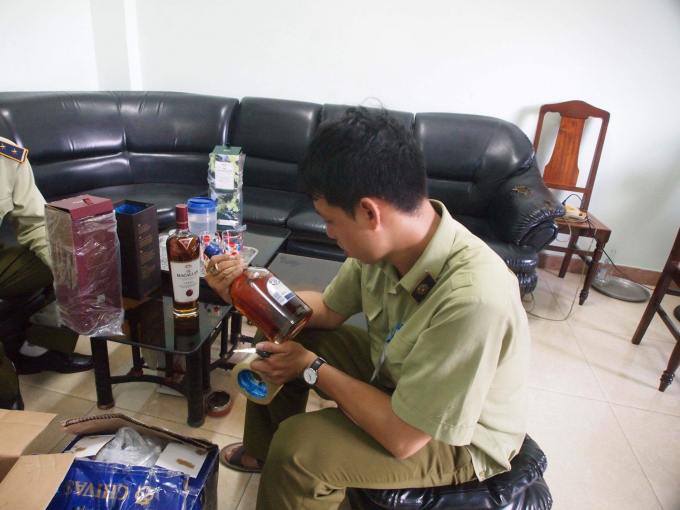 Gần 300 chai rượu ngoại kh&ocirc;ng r&otilde; nguồn gốc, xuất xứ.