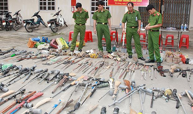 H&agrave;ng trăm loại vũ kh&iacute;, c&ocirc;ng cụ hỗ trợ được cảnh s&aacute;t thu giữ trong d&acirc;n